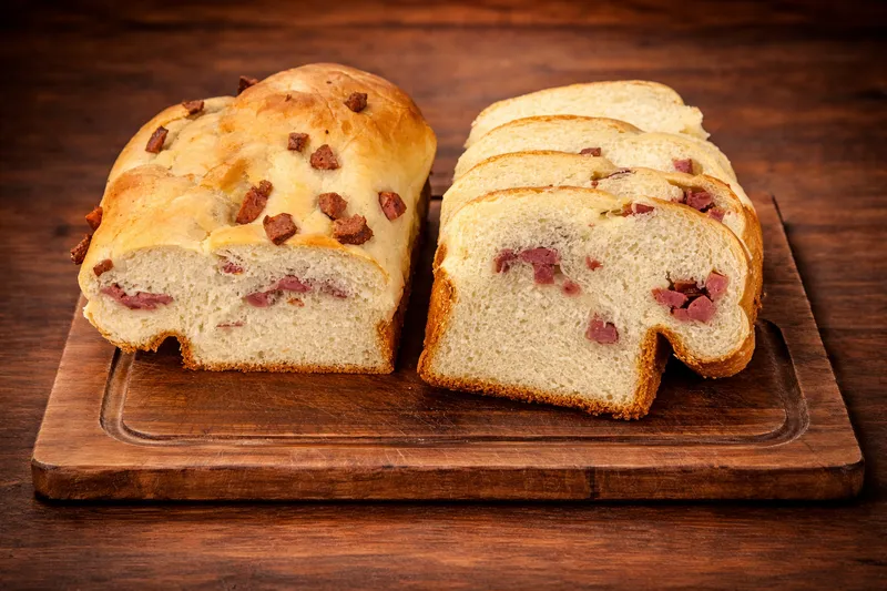 Pão Colonial com Linguiça 500g em Gravataí | Kuase Nada
